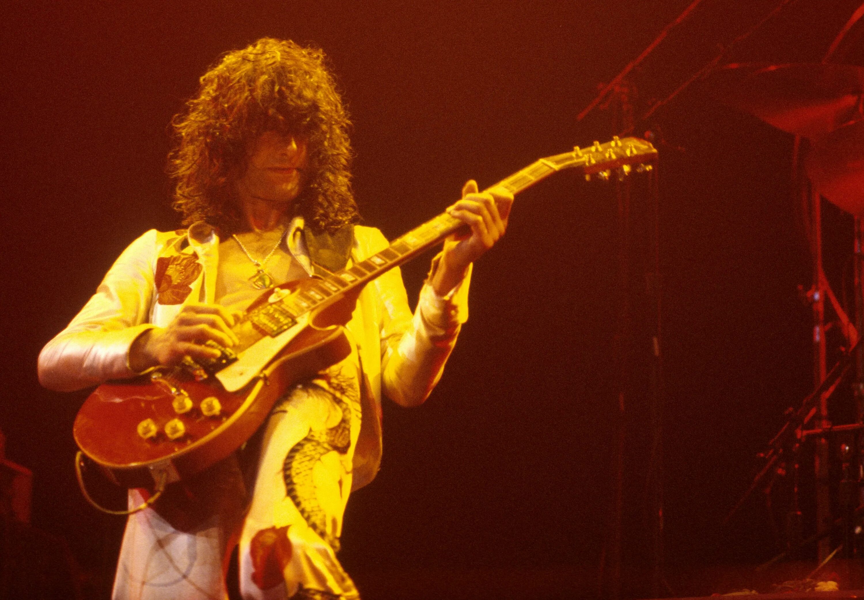 Led zeppelin 1973. Джимми пейдж. гитара джимми пейджа. jimmy page 1973. jimmy page 1980.