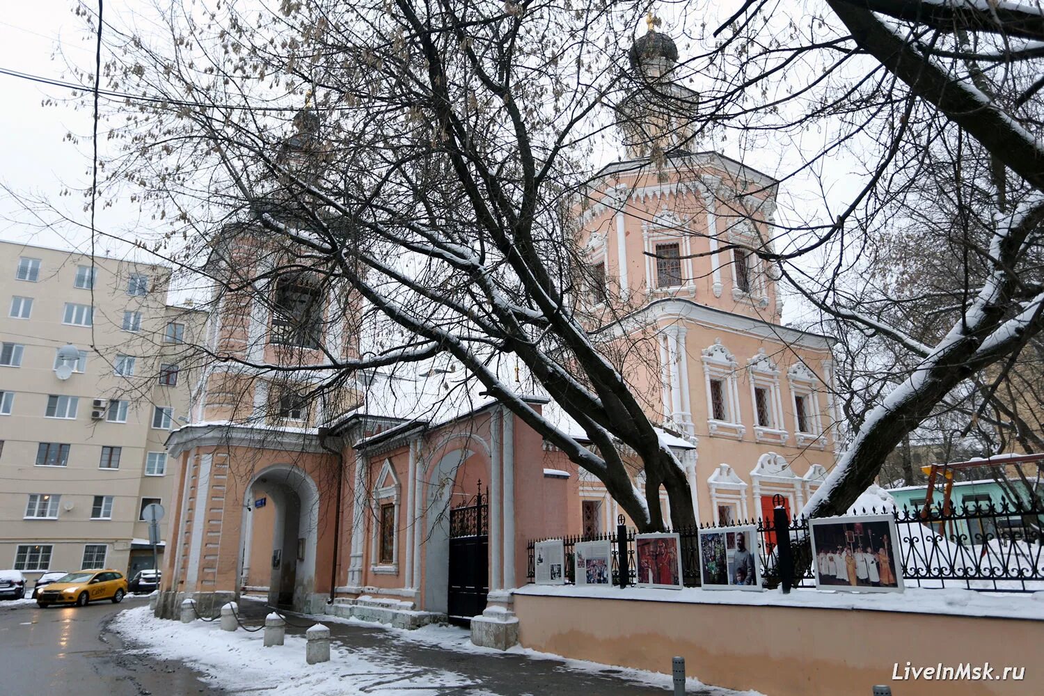 Церковь Живоначальной Троицы в хохлах. Троицкая Церковь Хохловский переулок. Храм Святой Живоначальной Троицы в Хохловском переулке. Церковь Троицы в хохлах Хохловский переулок.