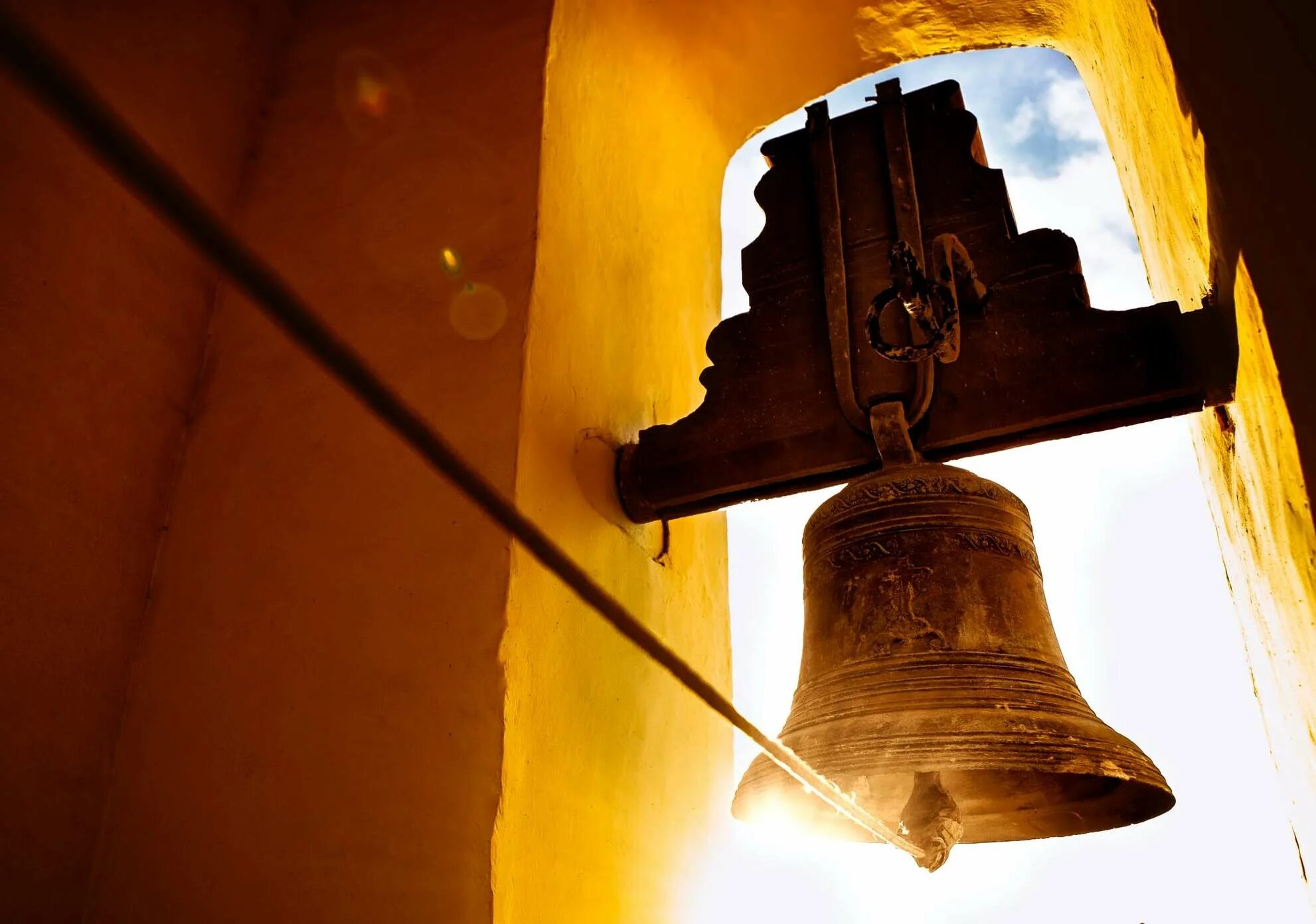 Колокольный звон Набат. Церковные колокола. Колокола в храме. Колокольчик церковный. Медный звон
