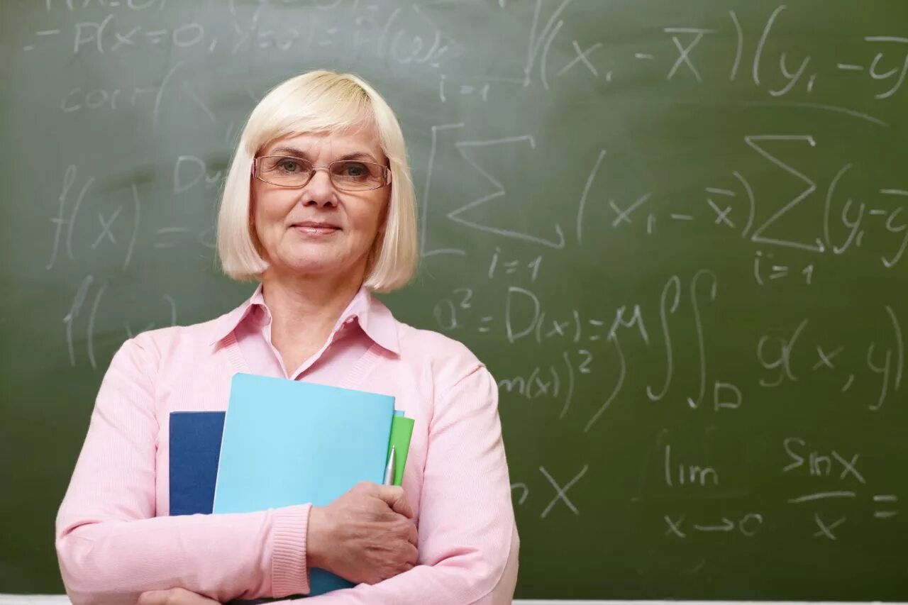 Ни учителя. Ирина Крохина Удмуртия. Пожилой учитель. Пожилая учительница. Женщина учитель.