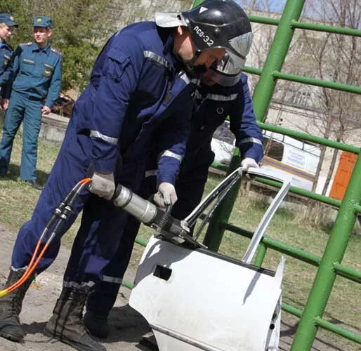 Работа с гидравлическим аварийно спасательным инструментом