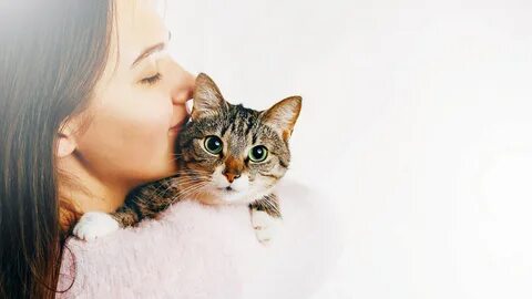 Her has a cat