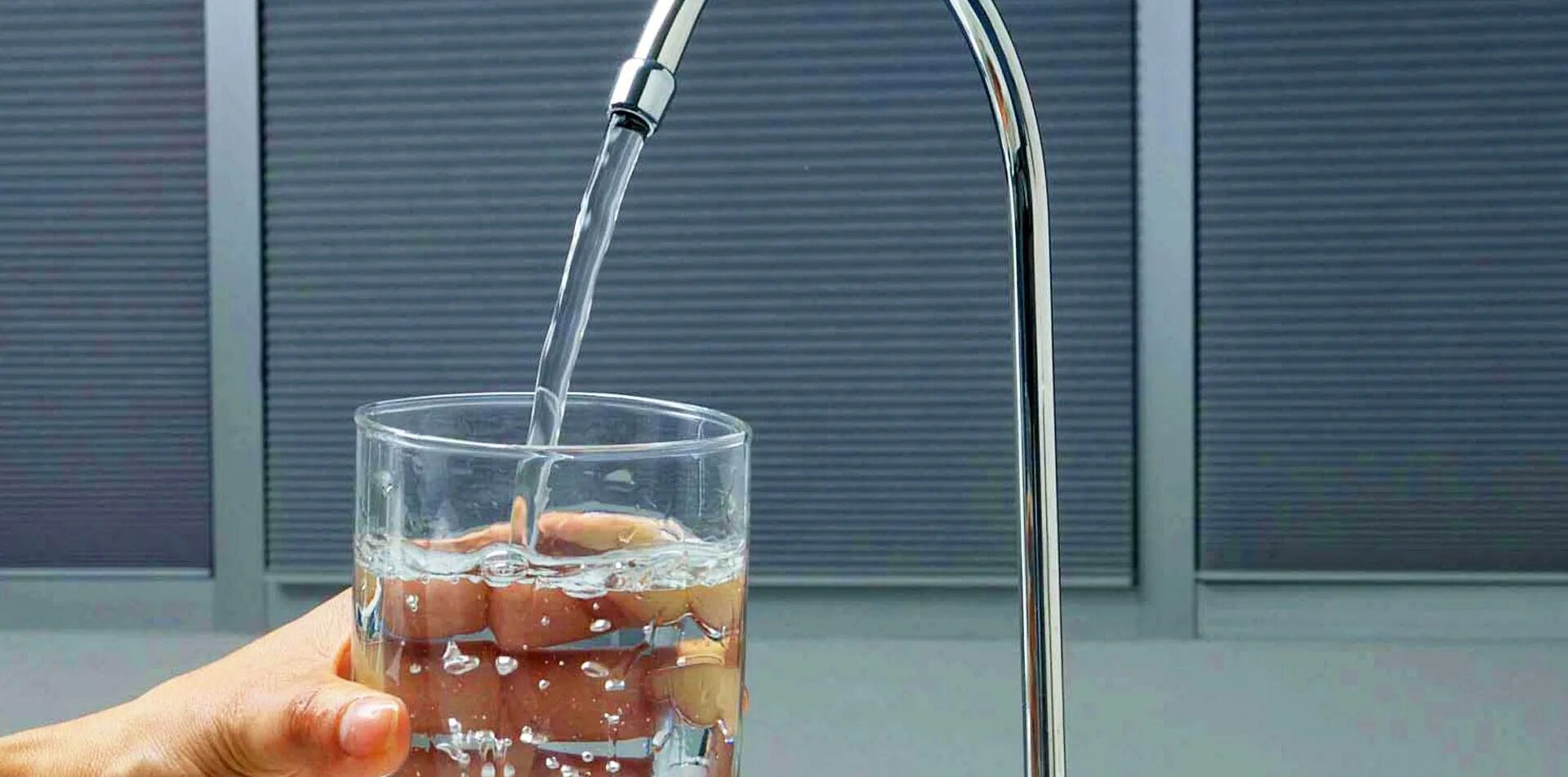 Вода из крана. Кран с водой. Питьевая вода. Вода из водопровода. Пить фильтрованную воду