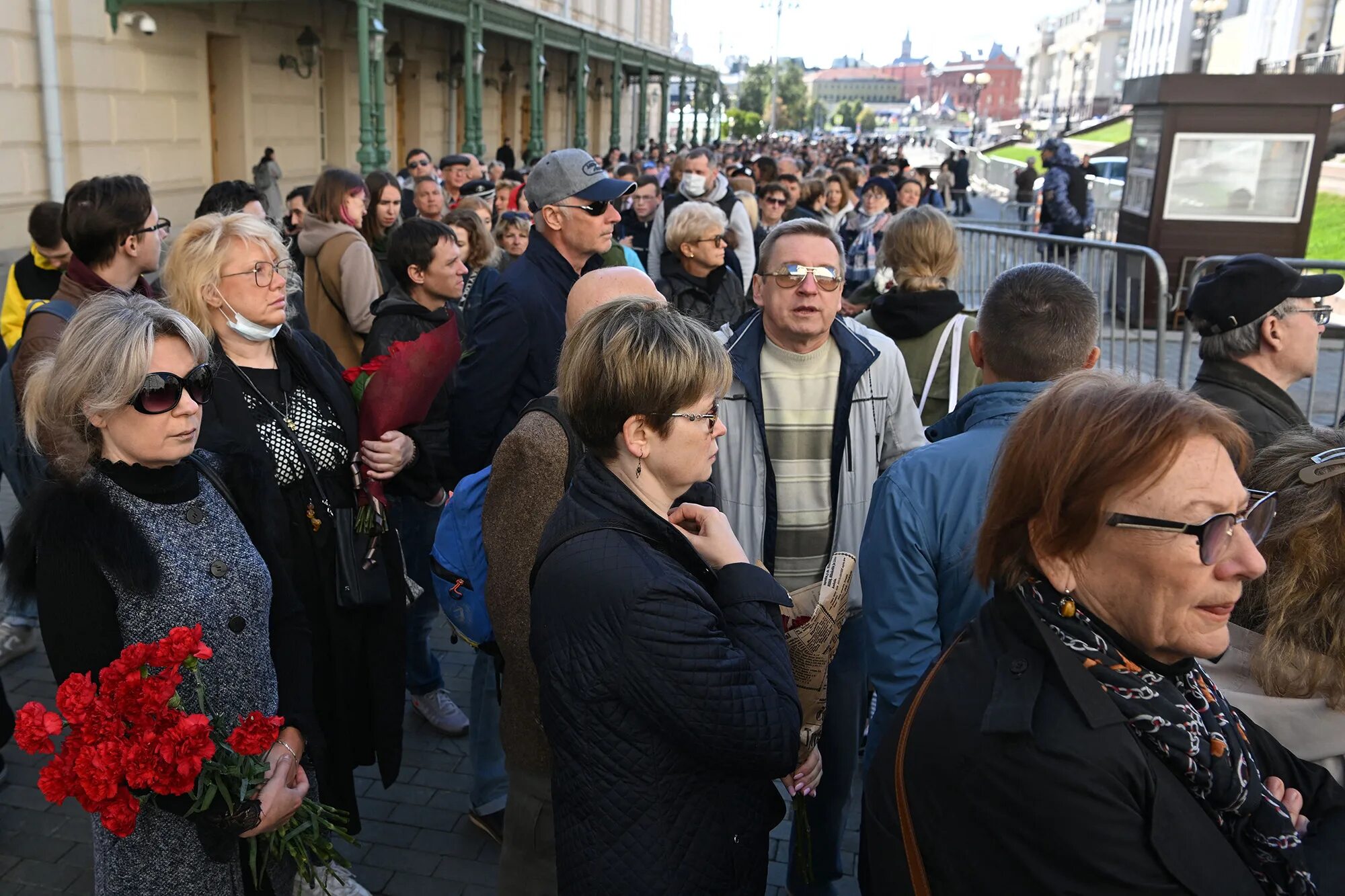 Прощание с ширвиндом фото. Москва люди. Прощание. Прощание со зрителями.