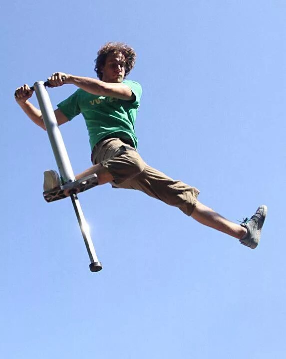 прыгать опытный. парень на скакалке. прыгать опытный. прыжки через скакалку дети. транспорт на котором прыгают.