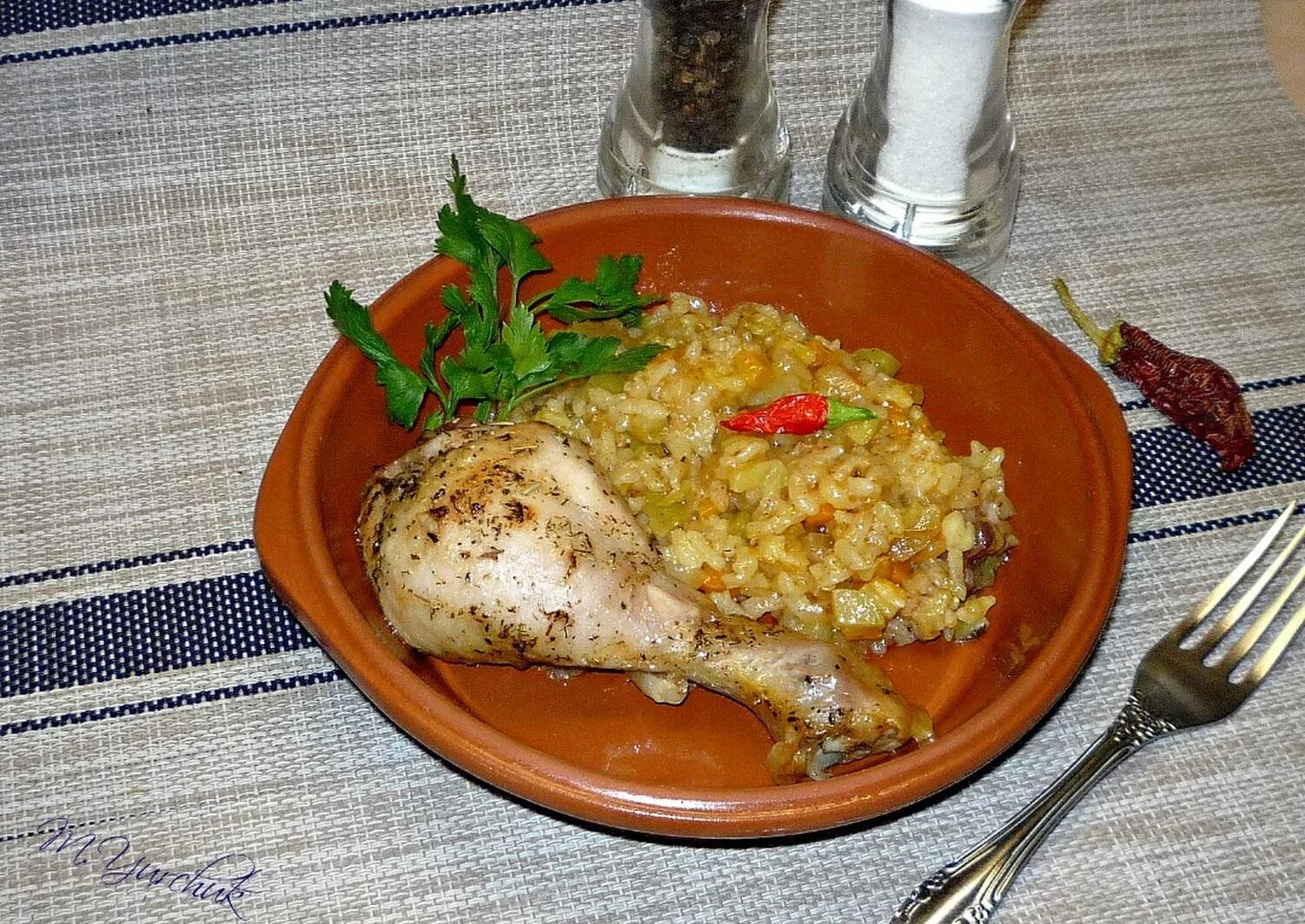 Рис с овощами с куриными ножками. Булгур с курицей и овощами в духовке. Рис с куриной голенью. Рис с куриной голенью. Куриная голень с рисом.