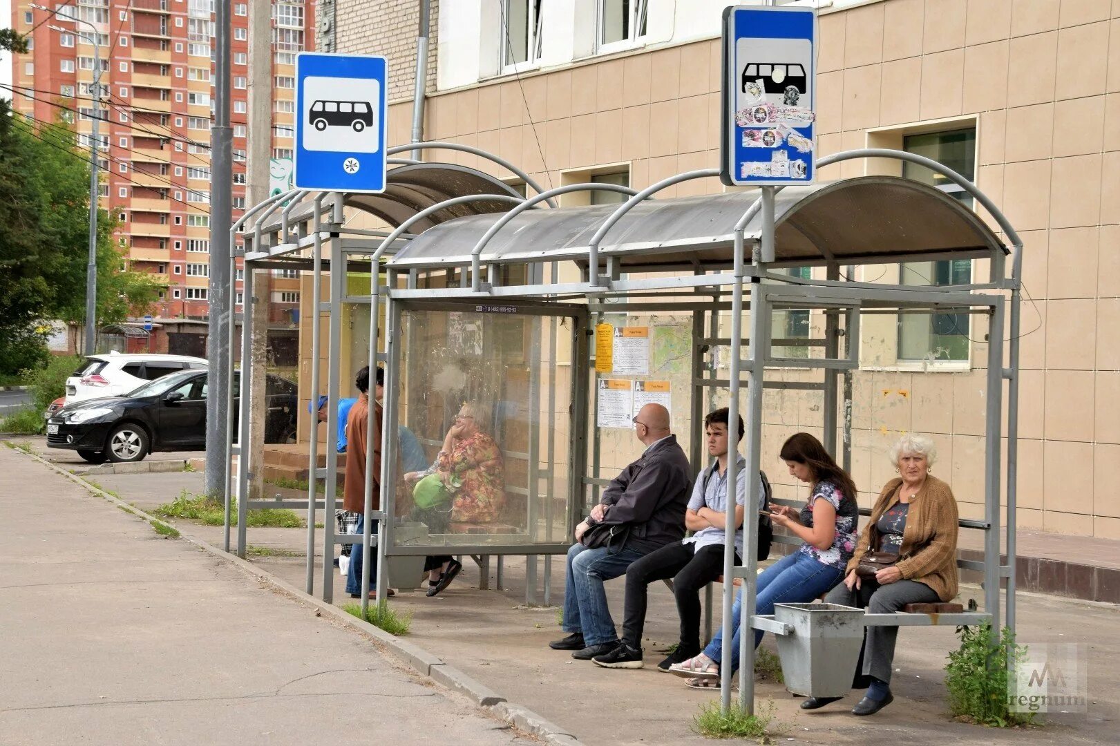 Остановка общественного транспорта в городе. Автобусная остановка. Автоюбусная остановка. Автобусная остановка в России. Остановка общественного траспорта.