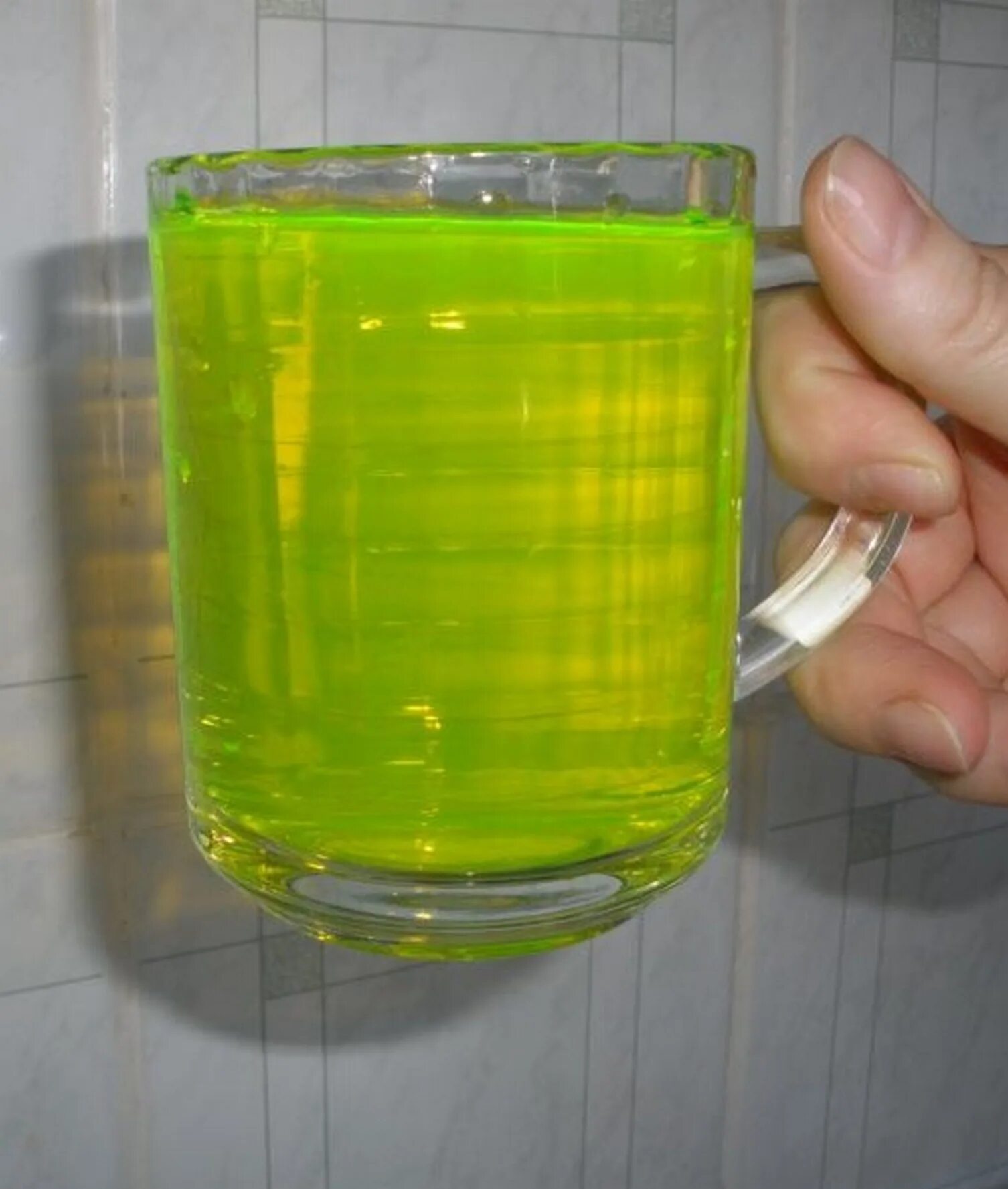 Зеленая жидкость. Воды зеленого цвета. Зеленая вода из под крана. Стакан с зеленой водой. Почему вода окрашивается