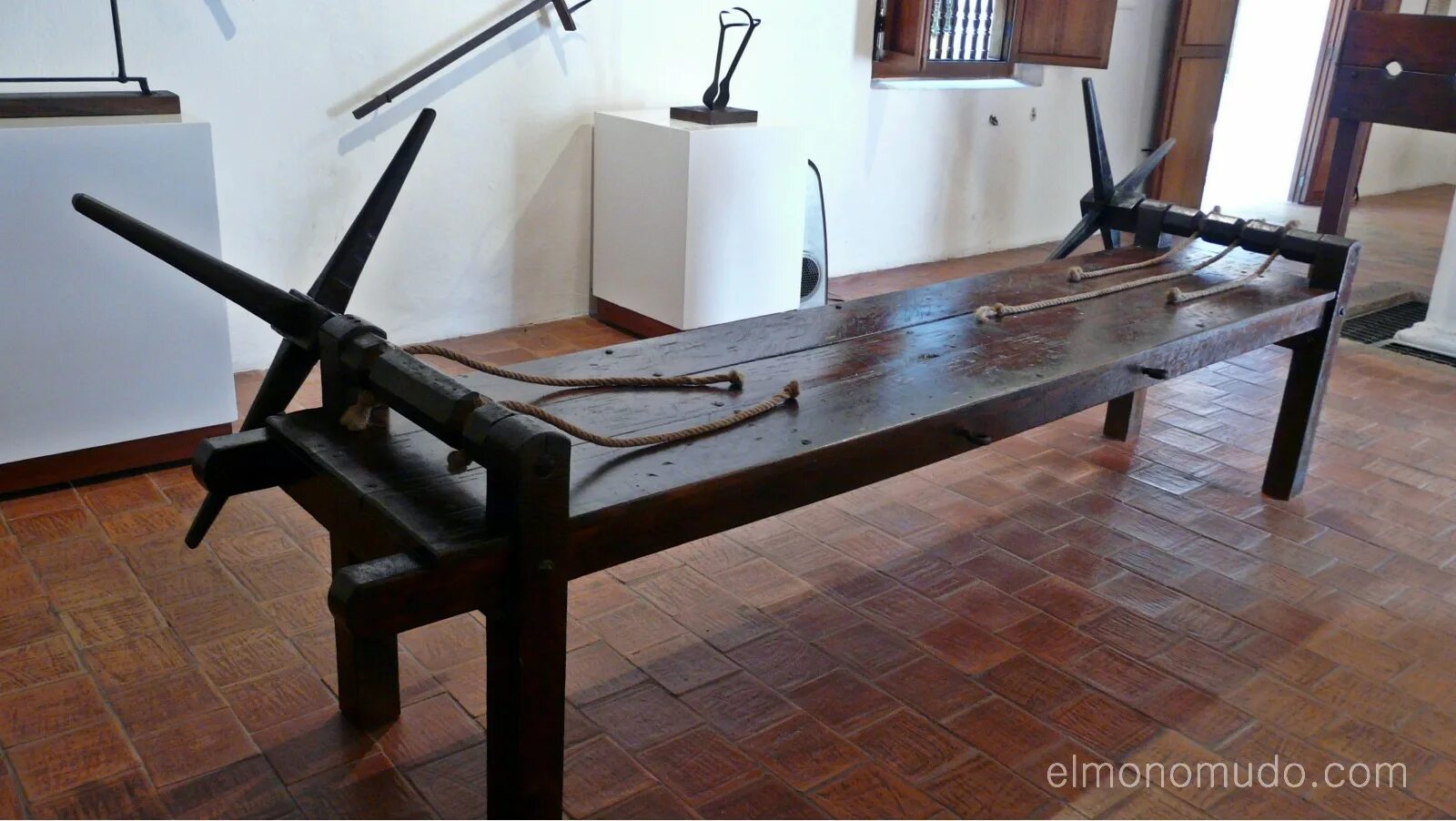 дыба ложе орудие пыток. пытка дыбы. пытка дыбы. средневековые пытки дыба. пытка дыбы.