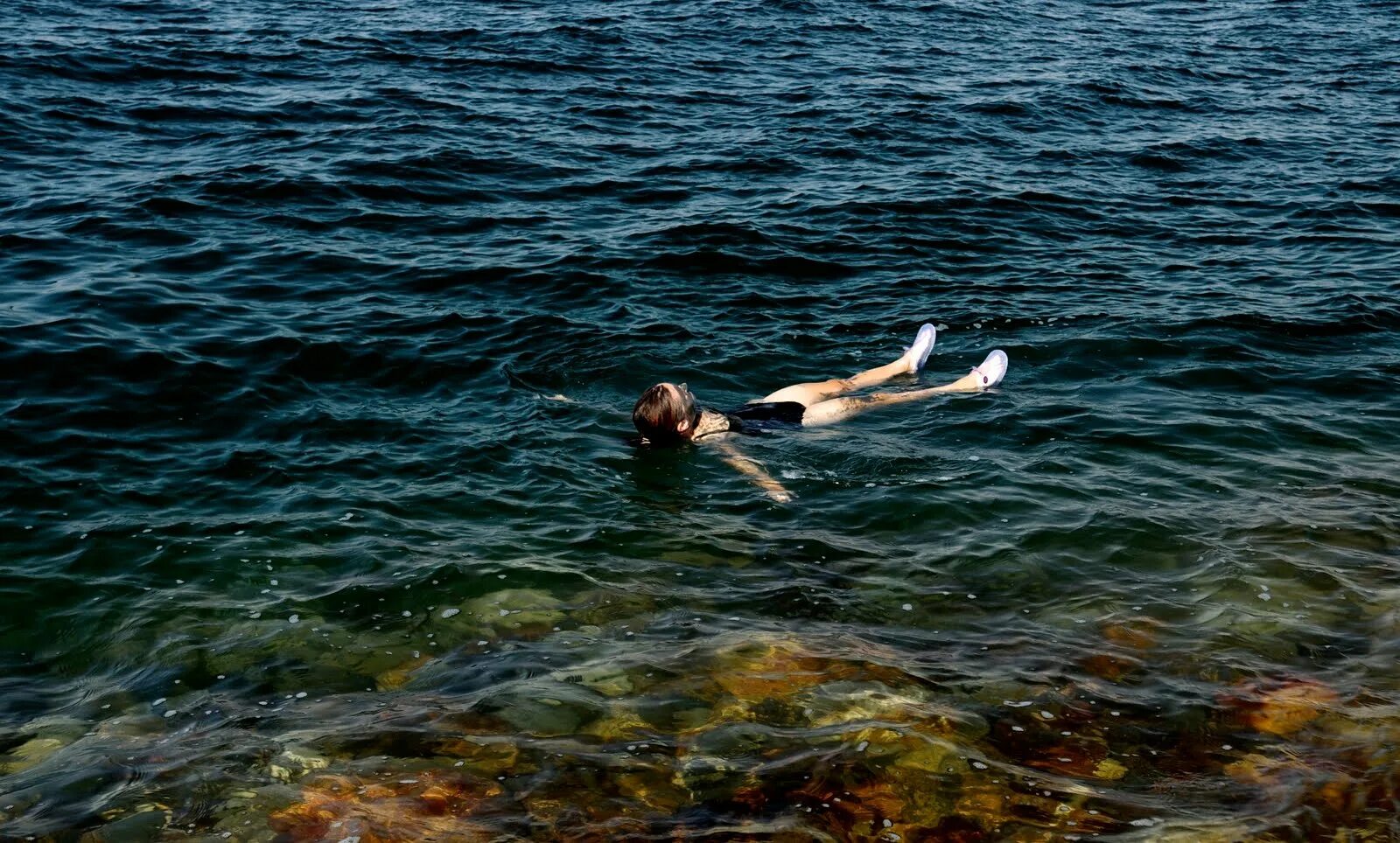 Можно ли плавать в открытом море. Байкал купаться. купание в байкале. люди купаются в море. купаться в море нагишом.