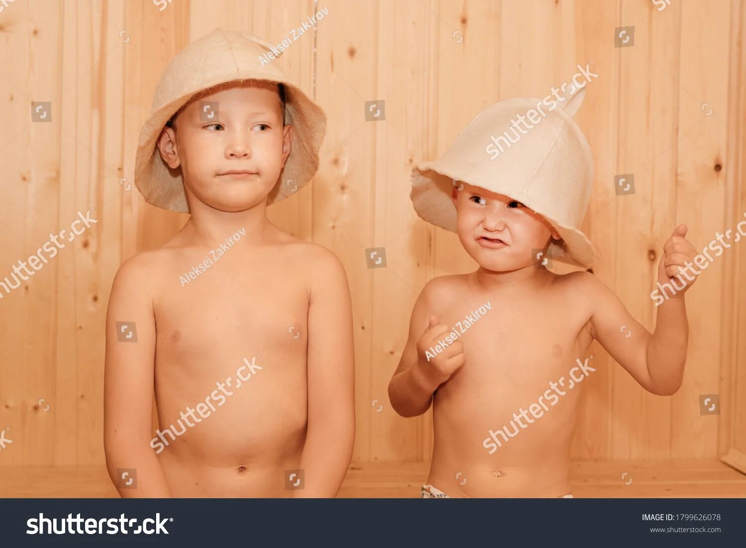 Малыш в сауне. Баня с детками. Молодые женщины в бане. Сауна с телками. В баню всей семьей.