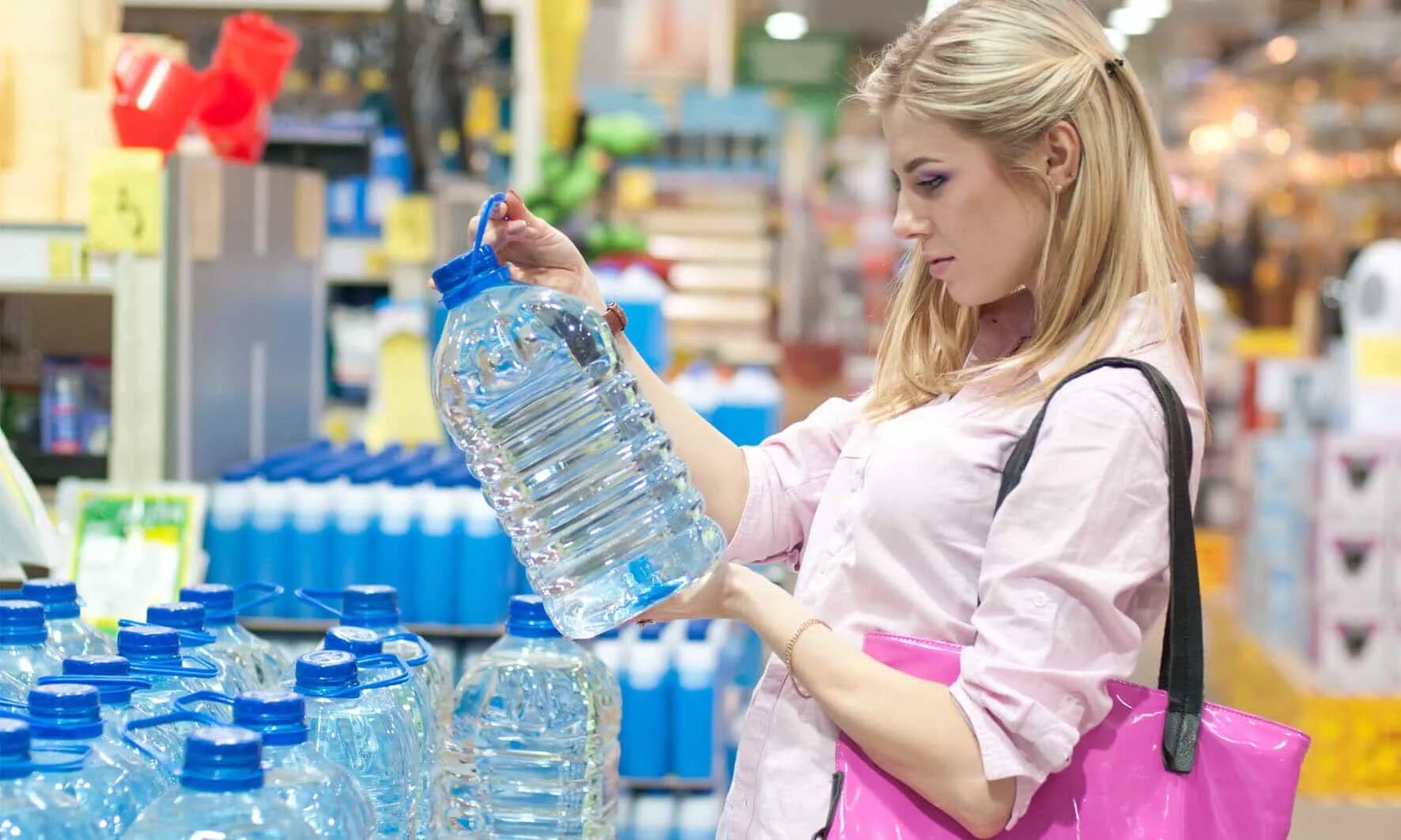 Бутылка воды в магазине. Бутилированная вода в магазине. Пластиковая бутылка для воды. Вода бутылки прилавок. Реализовывать воду