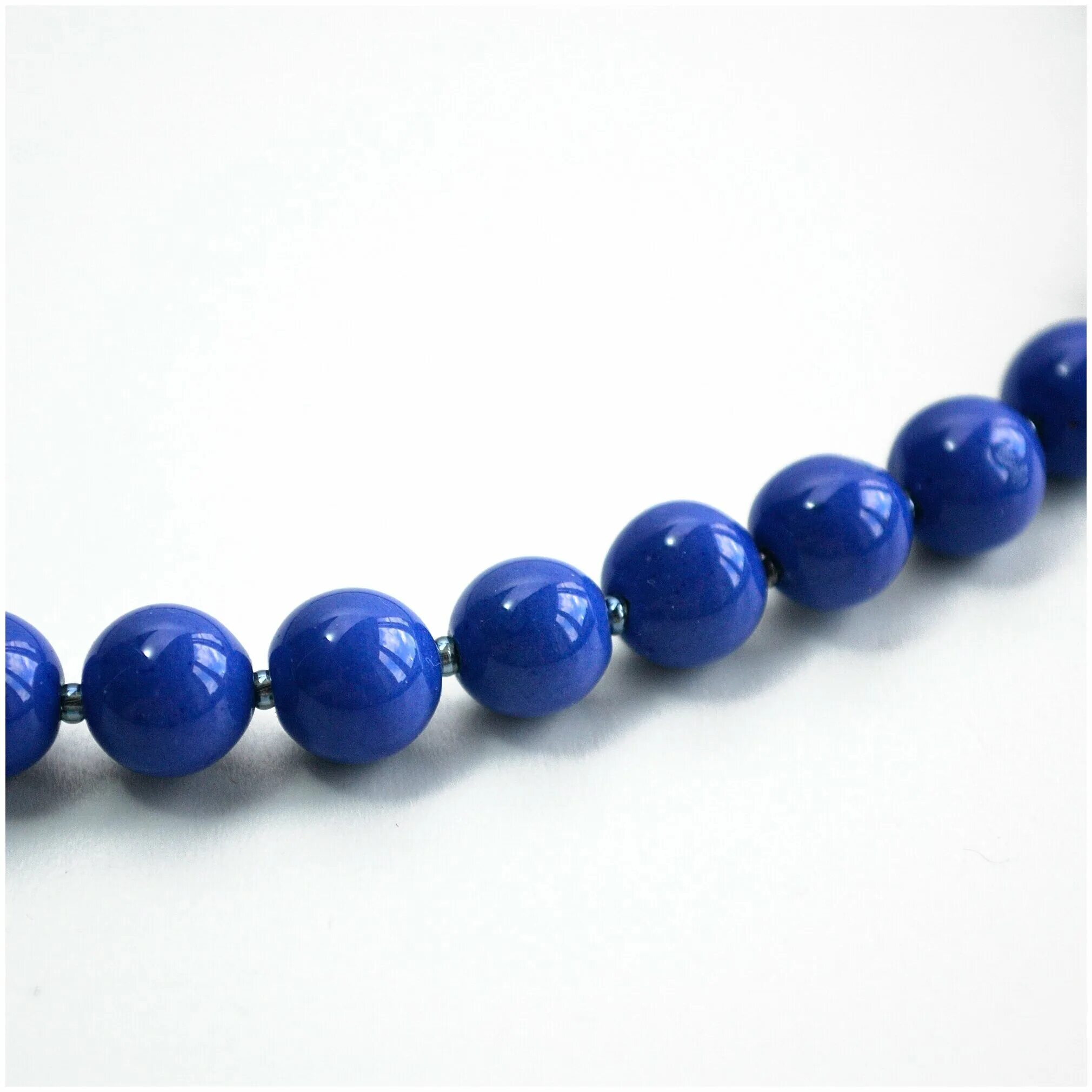 синий и белый бусины. бусы голубые и прозрачные. синие бусины стеклянные. голубые бусины. голубые бусы.