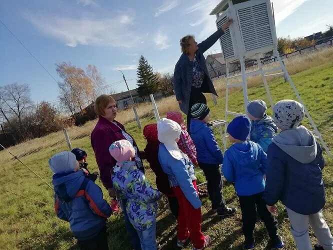 Экскурсия на метеоплощадку. Школьники на экскурсии на метеоплощадке. Счастливые дети на метеоплощадке. Кировский цгмс. Экскурсия на метеостанцию.