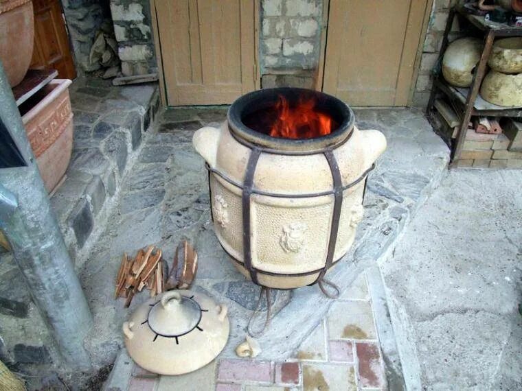 Тандыр зимой. Тандыр печь. Тандыр амфора сармат скиф. Тандыр. Тандыр под снегом.