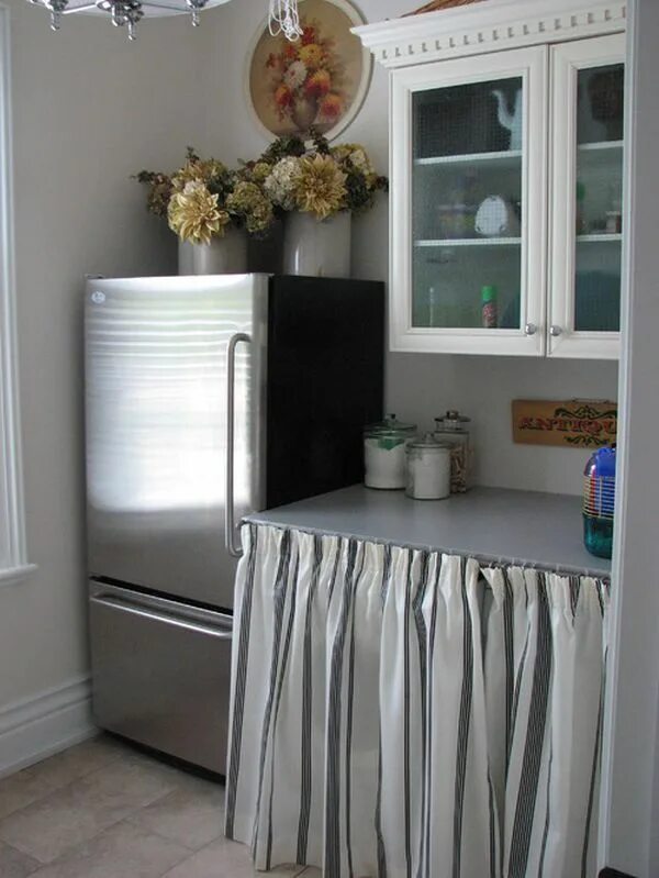 Кухонный шкаф со шторкой вместо двери фото Here's How to Achieve a Stylish Kitchen on a Small Budget Kitchen island decor,