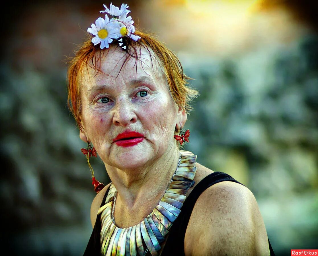 возрастная женщина с подругами. женщина смеется. подруги в старости. две женщины за 50. женщины в годах приколы.