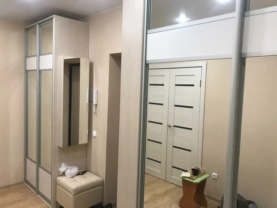 Встроенный шкаф в узкую прихожую. Встроенный шкаф в маленькую прихожую. зеркальный шкаф в прихожую узкий. шкаф купе с одной дверью в прихожую. маленький зеркальный шкаф в прихожую.