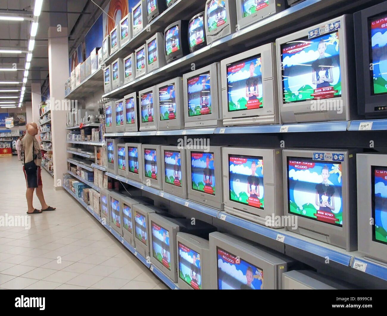 Магазин бытовой техники телевизоры. Витрина с телевизорами. Магазин электроники телевизоры. Телевизоры в магазине на витрине.