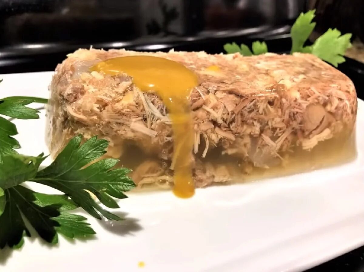 Холодец из говядины и свиных. Холодец говяжий. холодец курица говядина. холодец дагестанский. золотистый холодец.