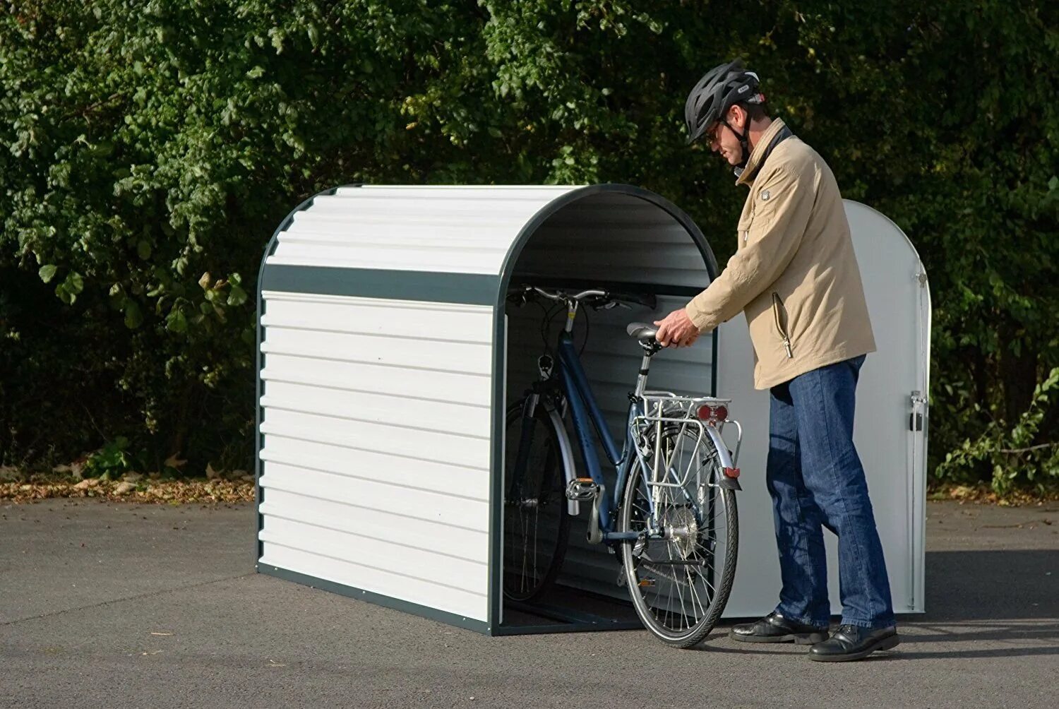 Выкаченный из гаража. Гараж. Крутой гараж. Домик для хранения велосипеда. Укрытие для велосипедов на даче.
