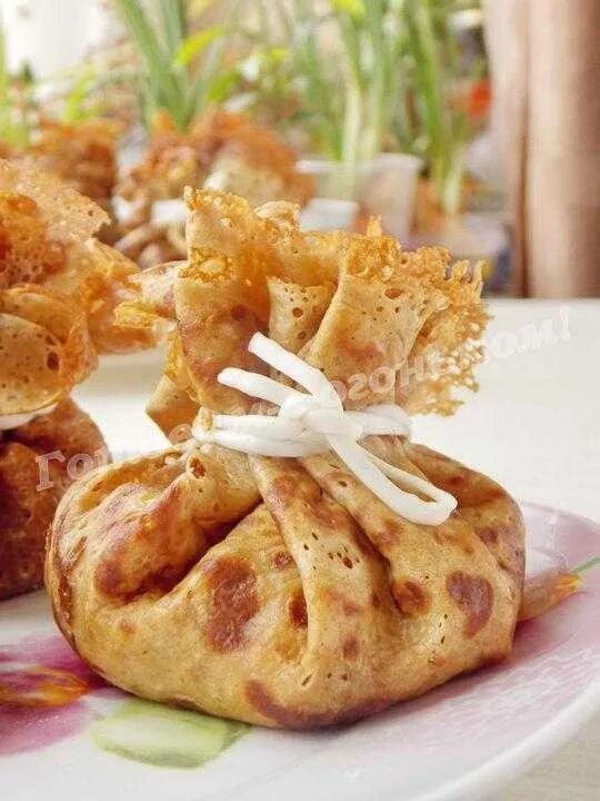 блины с жульеном рецепт. блинные мешочки с морским жульеном. блинные мешочки с начинкой. блинчики с грибным жульеном. мешочки из блинов.