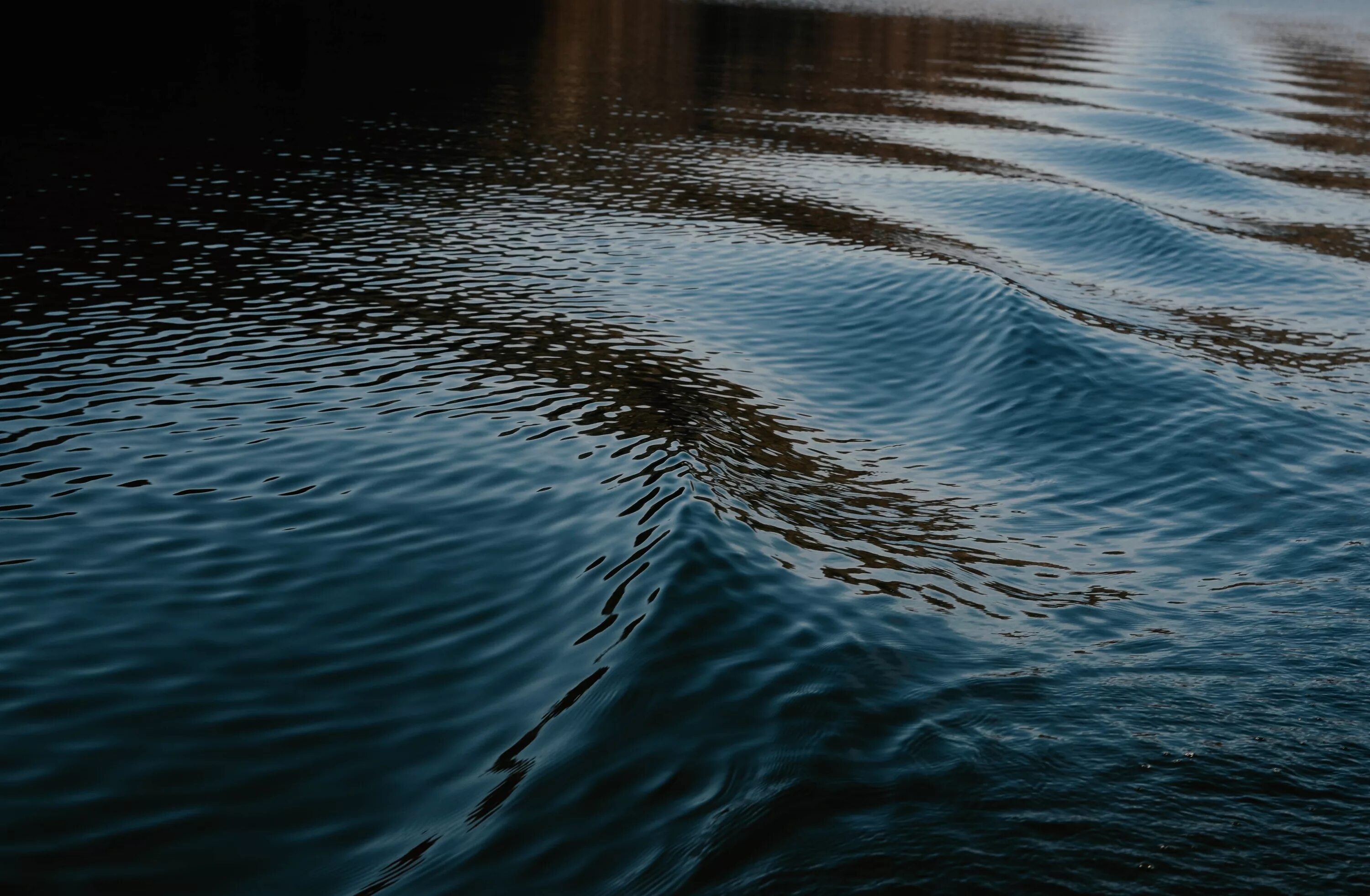 Бороздит речную гладь. Гладь воды. поверхность воды. волны на реке. вода река.