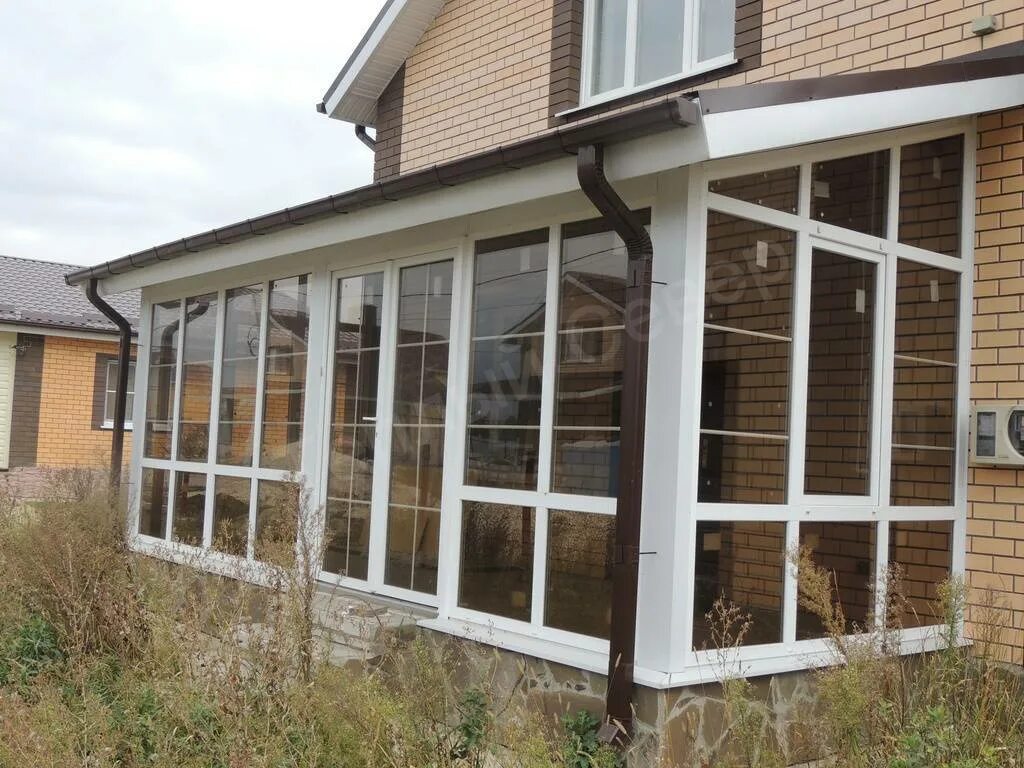 Остекление террас сиал. Остекление балконов пвх. Отделка балкона с наоужи. Крыльцо со стеклопакетами. Пластиковые окна на балкон.