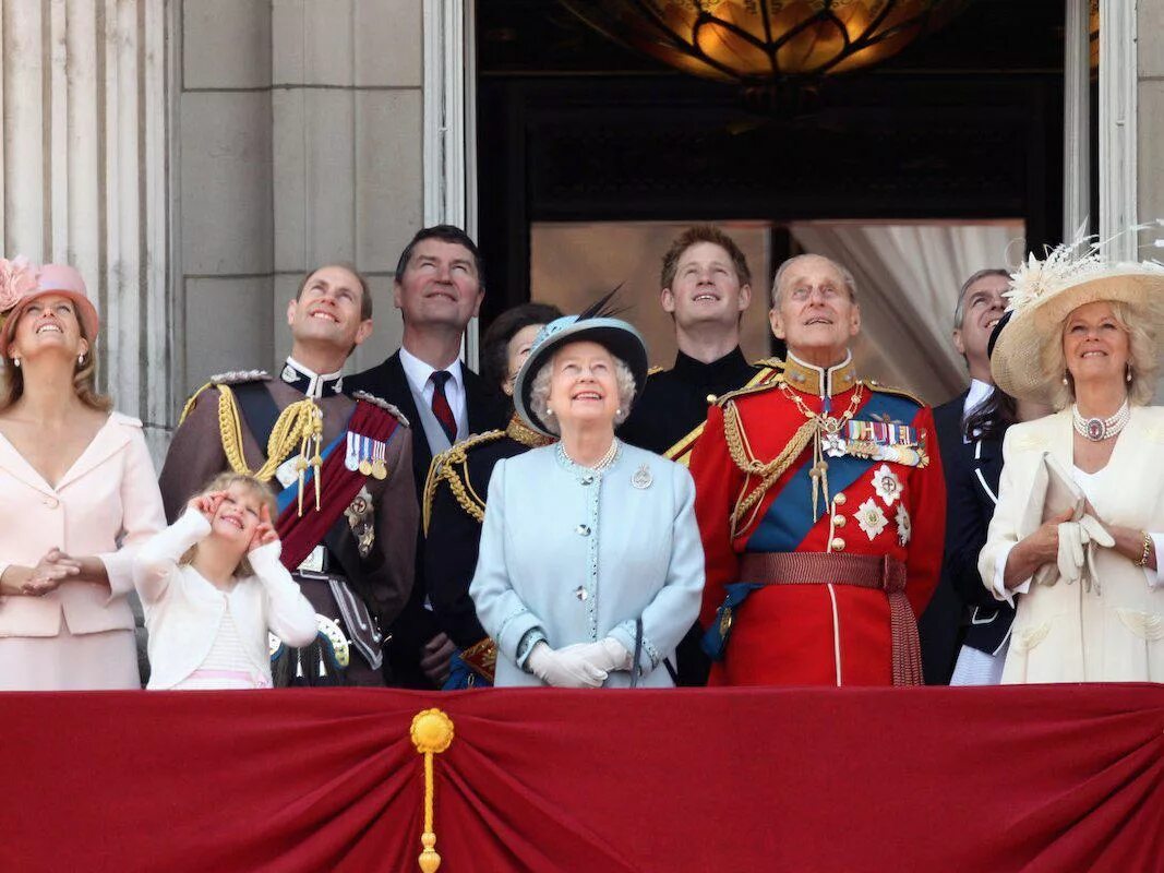 Ii am the queen. День рождения Елизаветы 2 Великобритания праздник. День рождения королевы (Queen′s Birthday)..