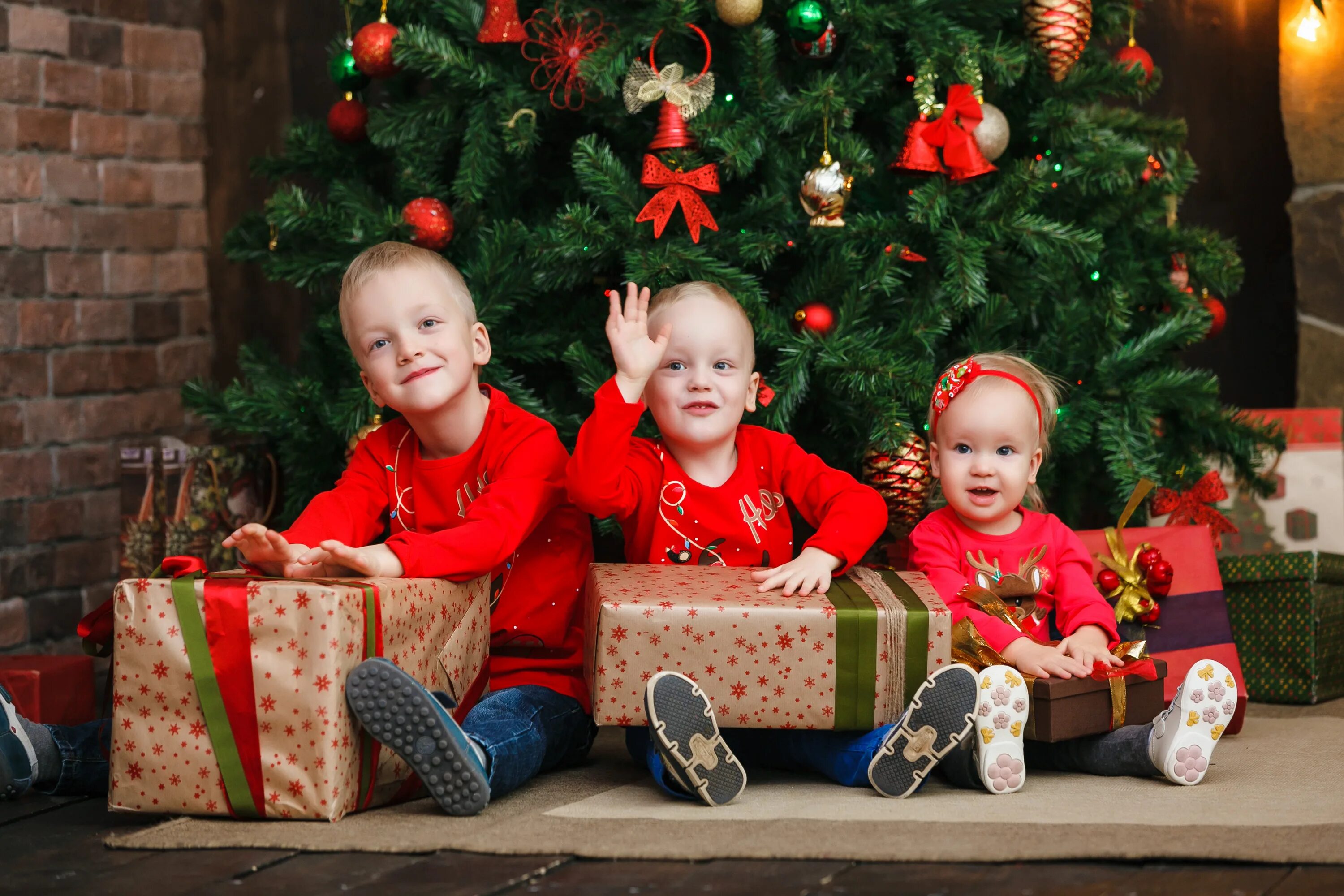 Подарки под ёлкой. Дети под елкой с подарками. Новый год дети елка. Подарки детям на новый год под елку.