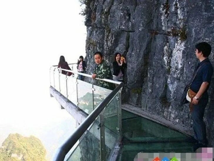 Китай гора тяньмэнь небесные врата. Дорога страха. Китай стеклянная тропа страха. Дорога страха. 5д марк ужасов аттракцион.