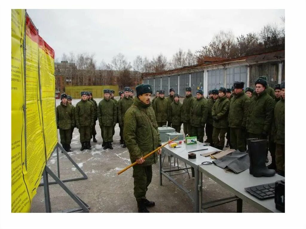 Москва 400 в ч. Парк воинской части. Полигон безопасности военной службы. Занятие по требованиям безопасности в воинской части. Инструктирование военнослужащих.