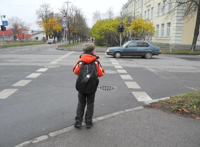 Пешеход стоящий. На красный пешеходы стоят. Пешеход в капюшоне. Мальчик переходит дорогу на право. Переход на красный пешеход