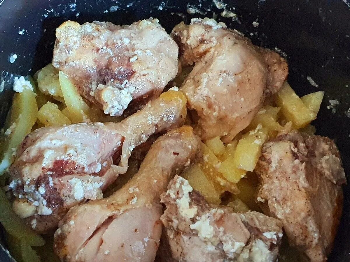 Рецепт курицы потушить. Тушеная курица. Курица с картошкой в мультиварке. Тушеная картошка с курицей. Тушёная курица на сковороде.