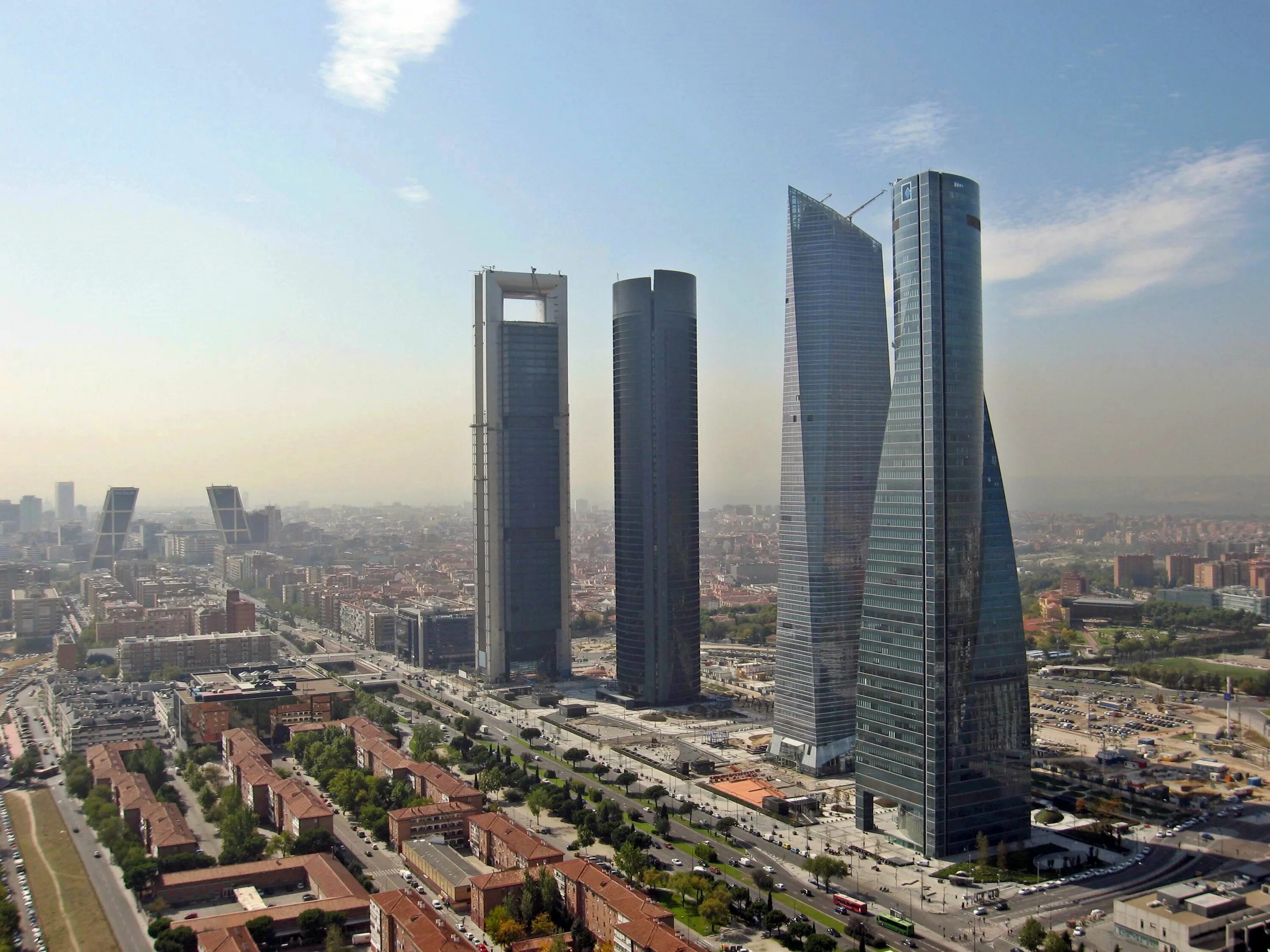 Мадрид Куатро Торрес. Мадрид небоскреб Испания. Мадрид высотки. Мадрид высотные здания.