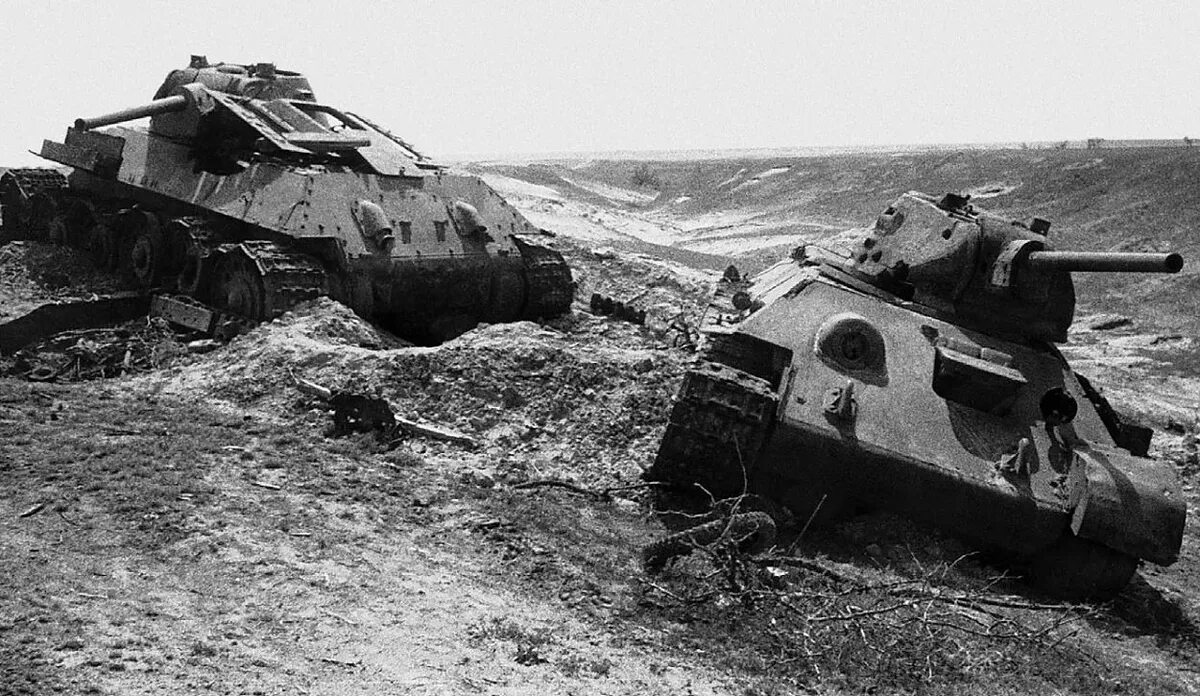 Колонна российских войск под харьковом. Уничтоженная украинская колонна. Потери колонны под курском. Зеленополье изваринский котел. Курская дуга подбитые танки.