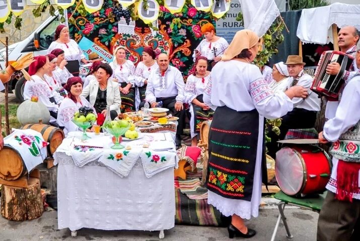 Национальный день вина Молдавии. Национальный праздник вина в Молдове. Молдавский праздник в Кишиневе. Праздник лимба ноастрэ в Молдавии.