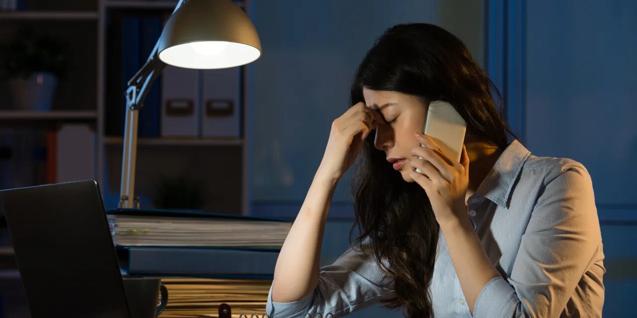Stay up late at night. To stay up late. Парень сидит за компьютером ночью. Stay up late at night. Lack of sleep тиктокерша.