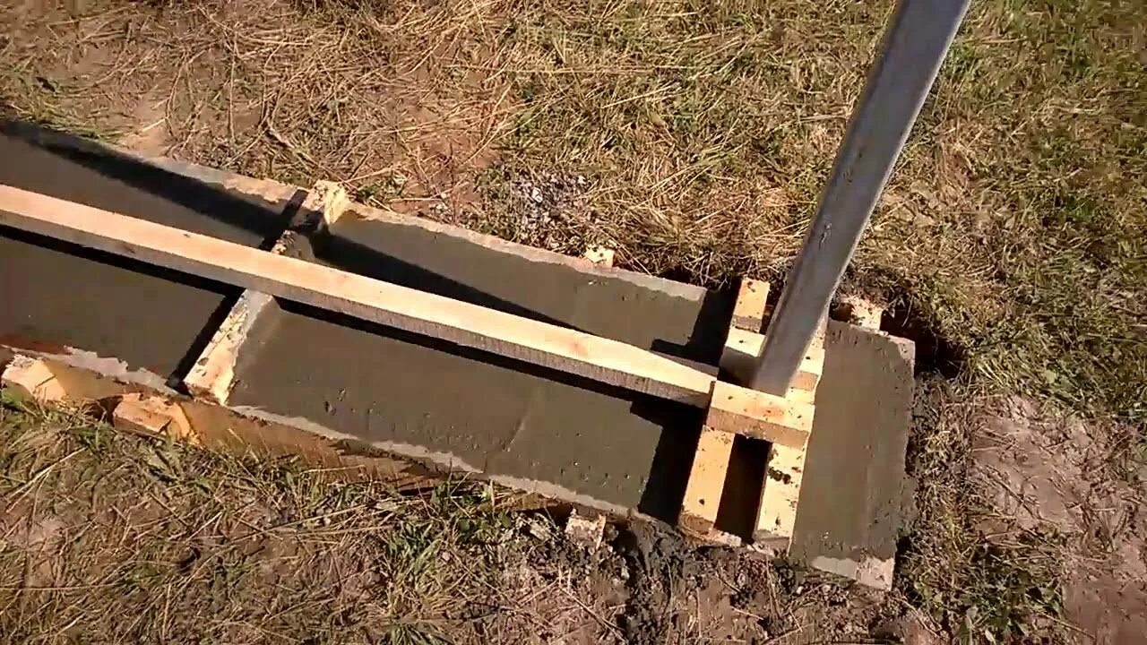 Залить столб фундамент. Заливка фундамента под забор. забор с заливкой ленточного фундамента. ленточный фундамент для забора. опалубка для столбов забора.