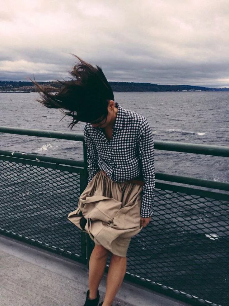 Подняла платье. Юбка развевается на ветру. Windy skirt. Ветер и юбки. Pleasant wind skirt.