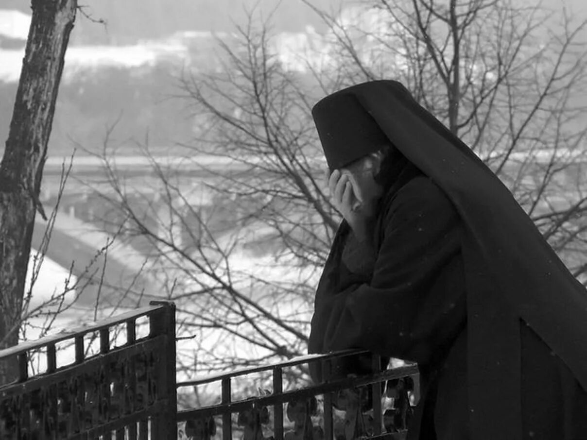 Смиренный монах. Смиренный взгляд. Афонские монахи. Девушка склонила голову. Уравновешенный человек.