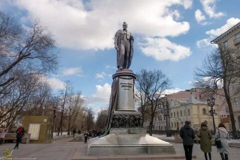 Памятник грибоедову
