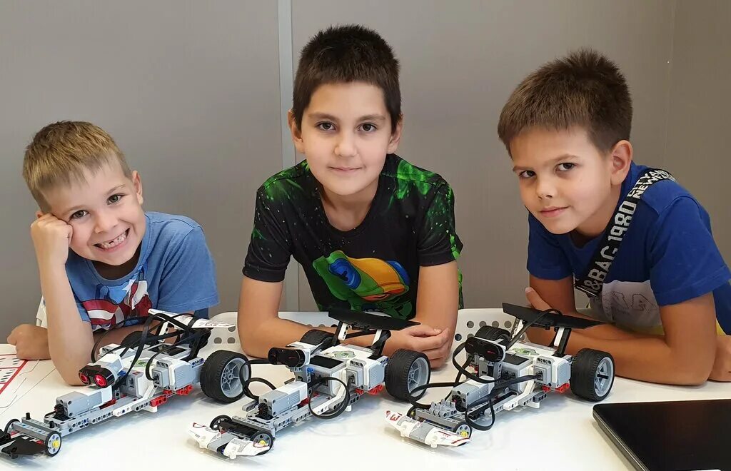 В кружке робототехники занимаются ученики разных классов. Роботостроение для детей. Кружок робототехники для детей. Робототехника для дошкольников. Робототехника в школе.