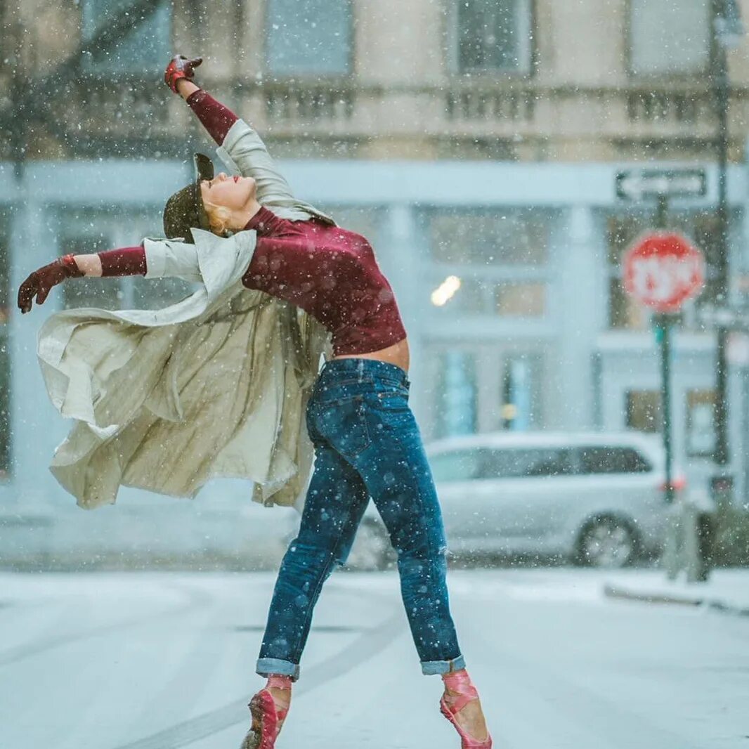 Танцы зимой. Танцы зимой на улице. Снег танцует. Девушка танцует зимой.