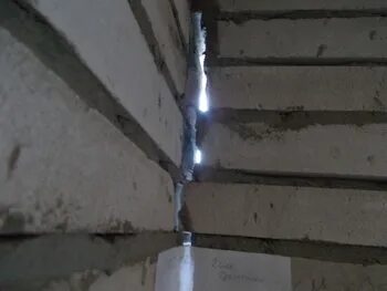 Трещины на углах дома