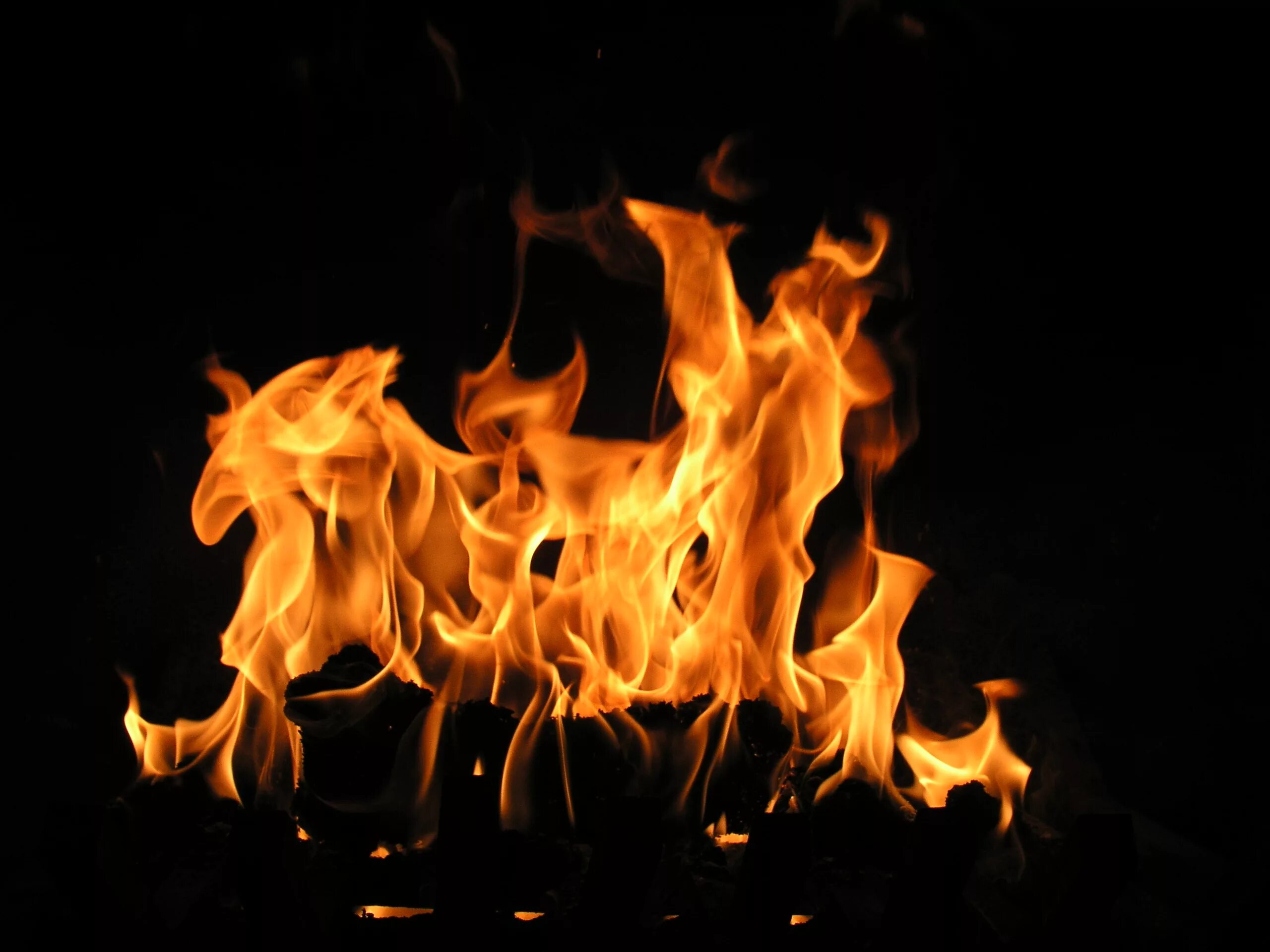 Пламя на черном фоне. Костер на белом фоне. Пламя огня на черном фоне. Огненный фон. Языки пламени.