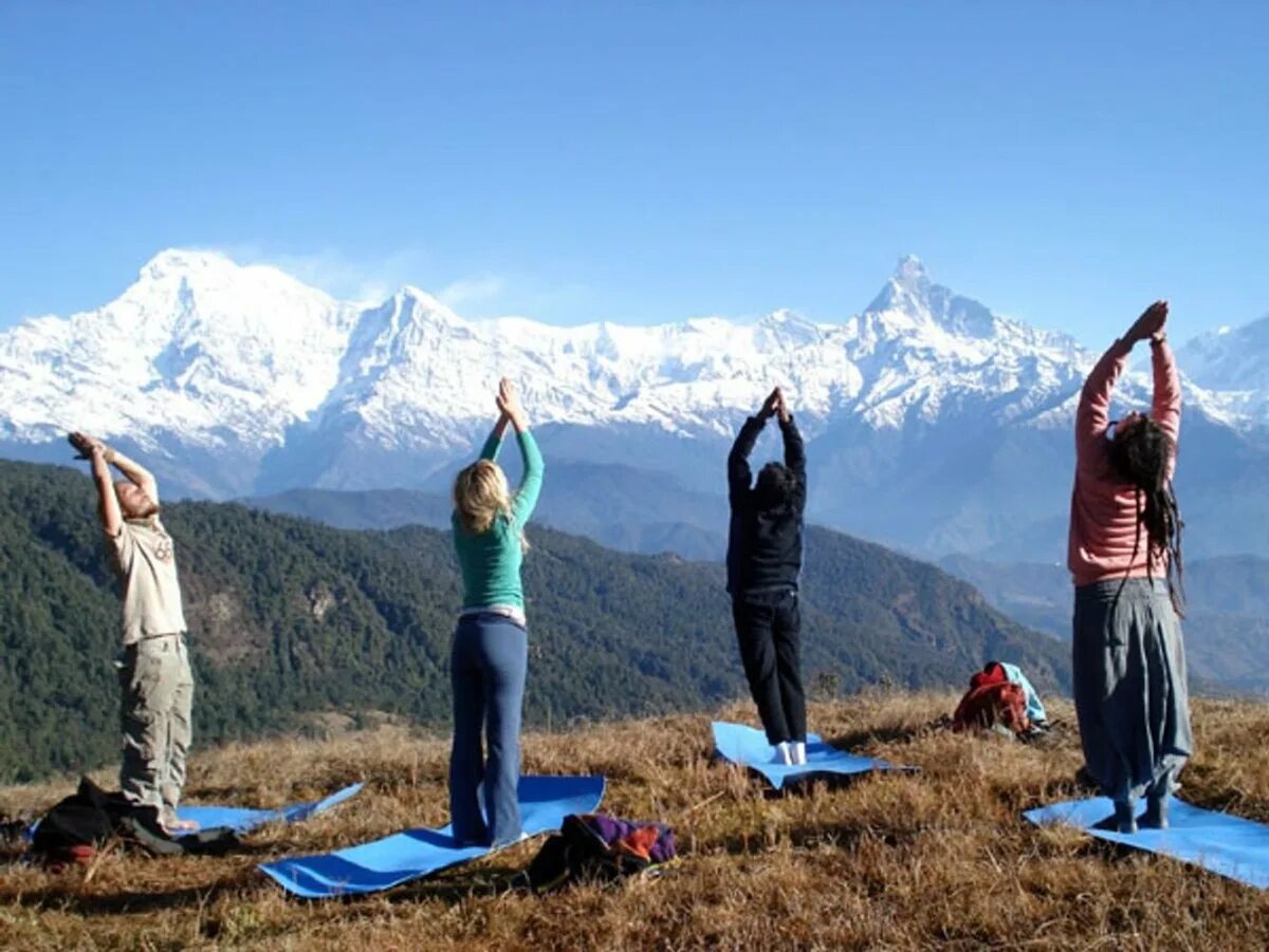 Йог в гималаях. Йога в Гималаях. Непал Гималаи медитация. Йога в горах Гималаи. Йога ретрит в горах.