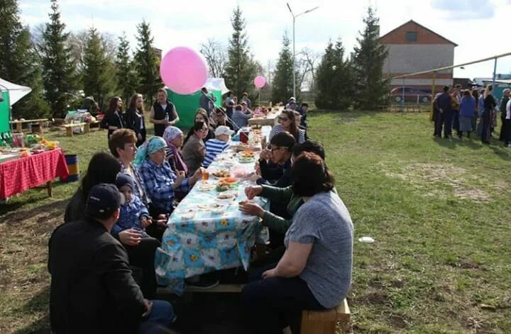 Мая день поселка. Жители посёлка линской прилуг. Мая день поселка. Железнодорожная станция лащи буинский район. Большая вишера день поселка.