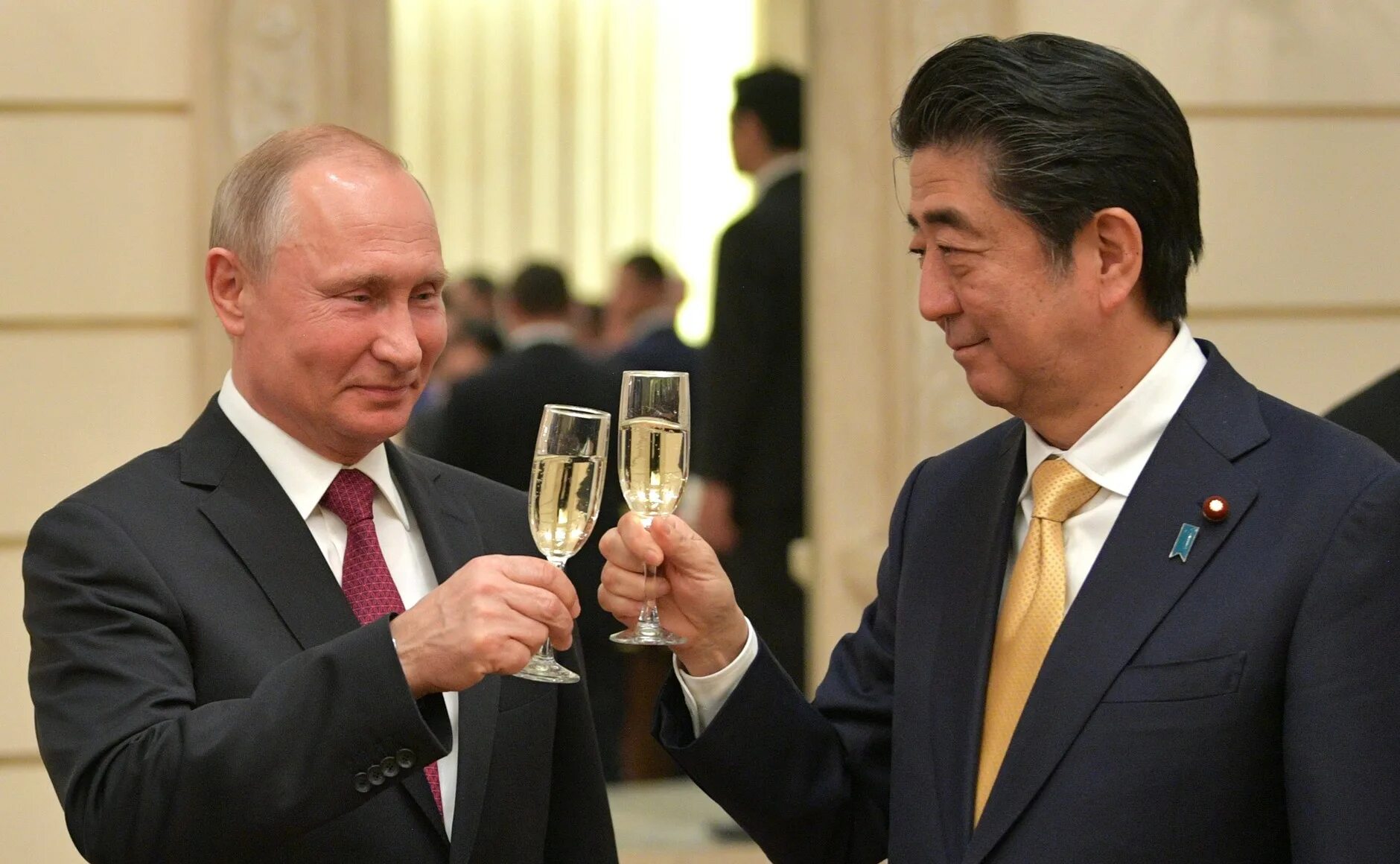 Кисида премьер министр Японии. Абэ премьер министр в России.
