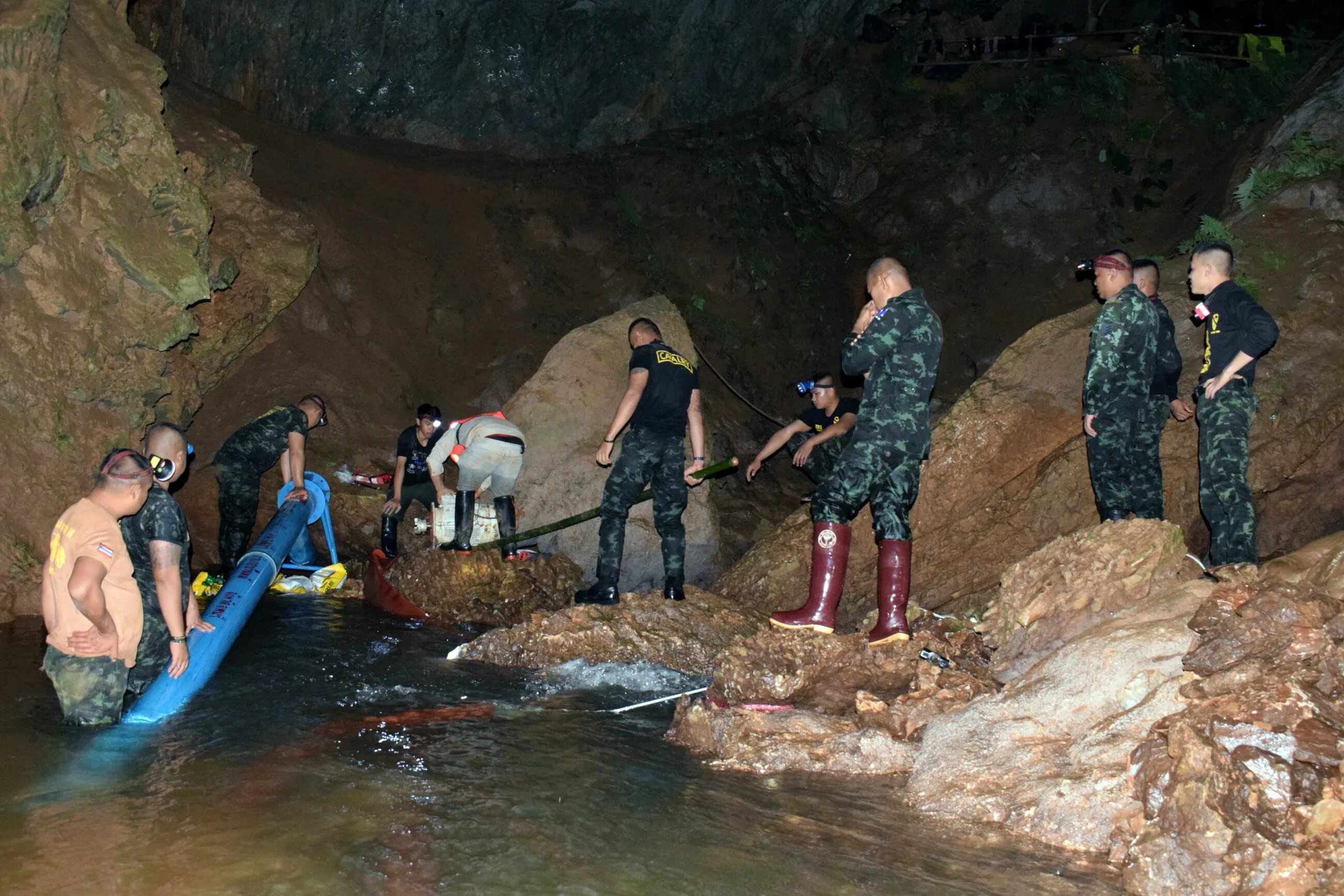 Спасение детей в пещере в Тайланде. Спасательная операция в пещере Тхамлуангнангнон. Тайланд.спасение из пещеры Тайланд спасение детей. Спасение из пещеры в Таиланде.